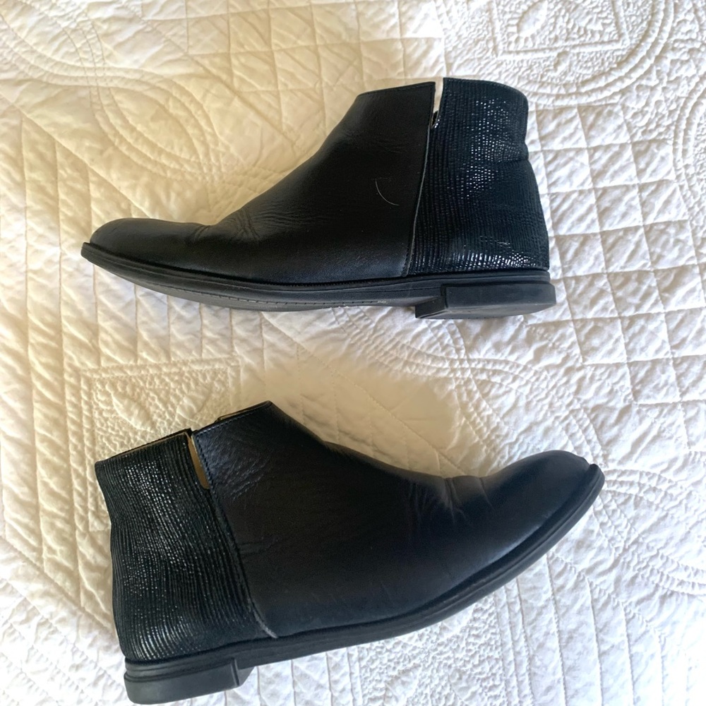 Shoe Embassy London  Black Leather Ankle Boots with embossed heel contrast SZ 36